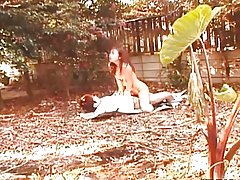 Asiër, babe fucked in die tuin op'n paar vraestelle