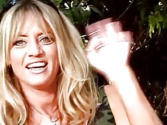 Rooikop asiatiese lesbiër het haar stywe poesie gelek deur speelse vriende in die park